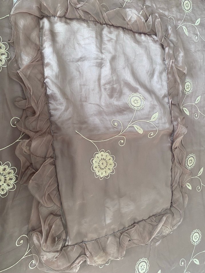 Kahverengi Nakışlı Parlak Yatak Örtüsü - Görsel 2