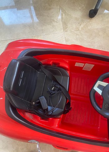 Parlak Kırmızı Elektrikli Binilebilir Araba - Görsel 3