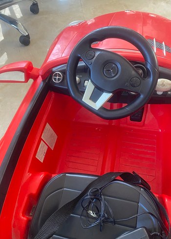 Parlak Kırmızı Elektrikli Binilebilir Araba - Görsel 4