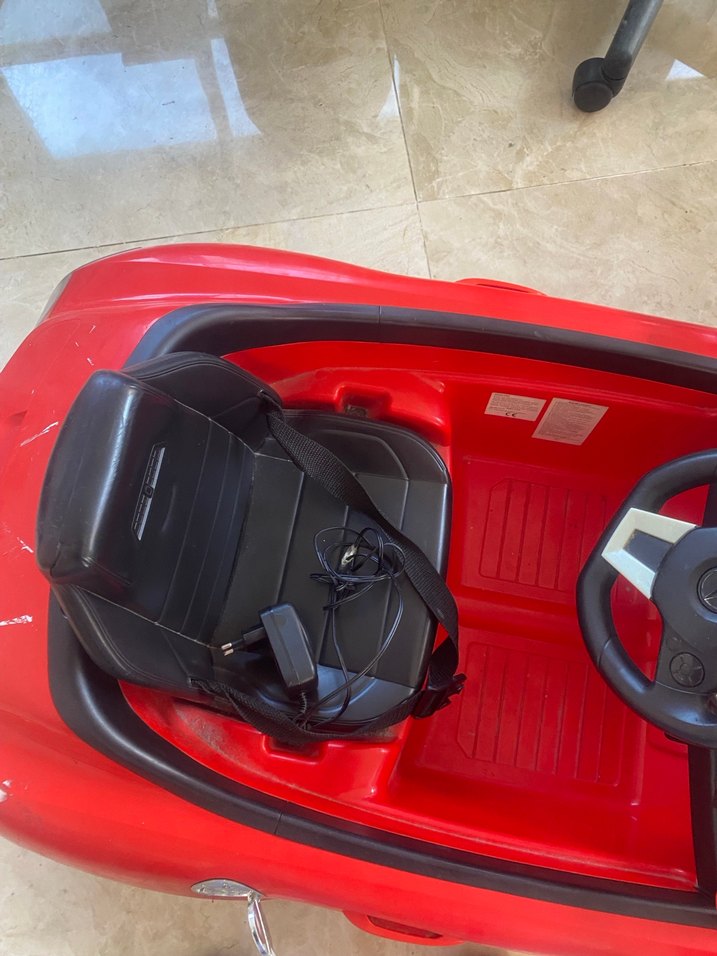 Parlak Kırmızı Elektrikli Binilebilir Araba - Görsel 3