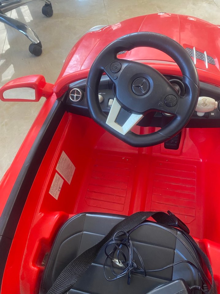 Parlak Kırmızı Elektrikli Binilebilir Araba - Görsel 4