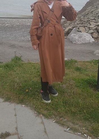 Kahverengi Deri Kemerli Uzun Kadın Trençkot