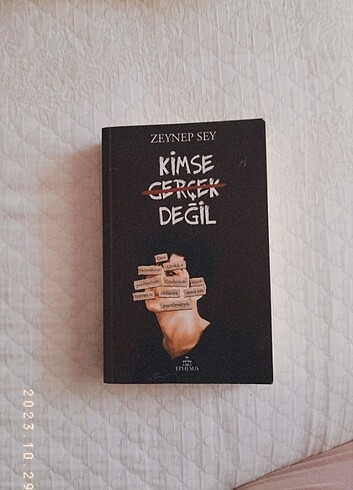 Kimse gerçek değil 