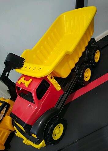 İş makinesi ve 70 cm büyüklüğünde kamyon set 