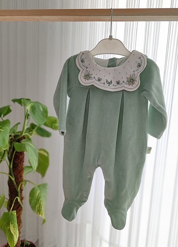 İşleme yaka detaylı kız bebek çoraplı tulum