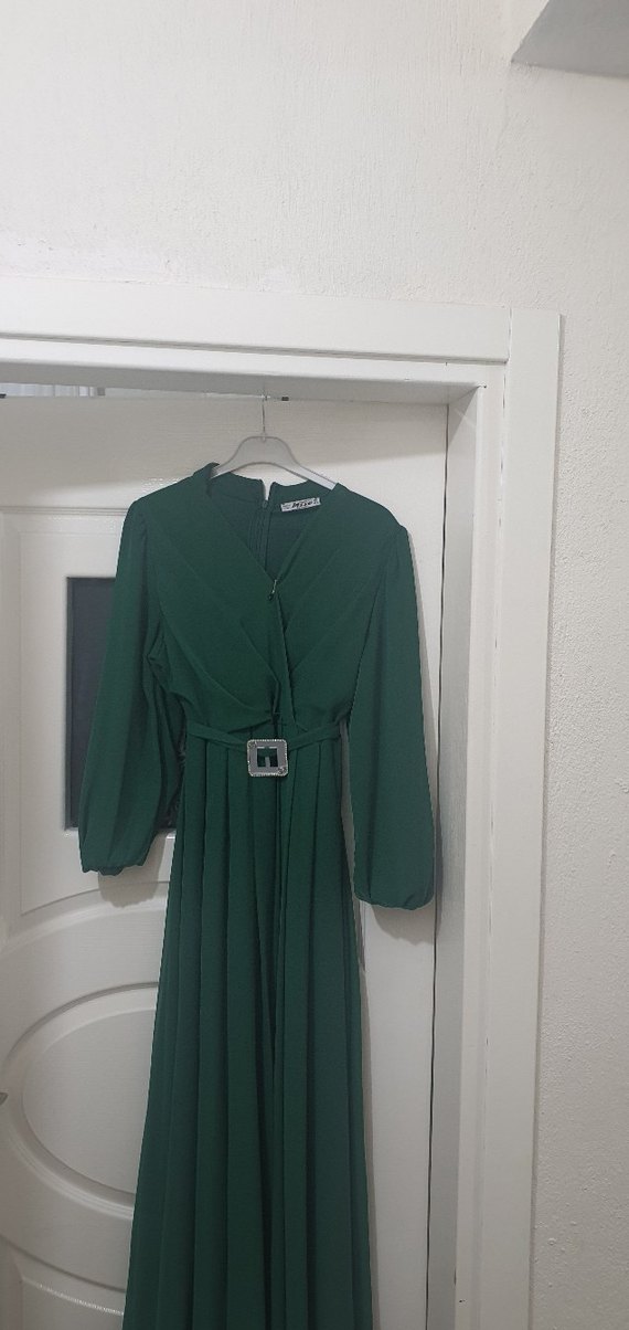 Kemerli Uzun Yeşil V Yaka Kadın Elbise - Görsel 5