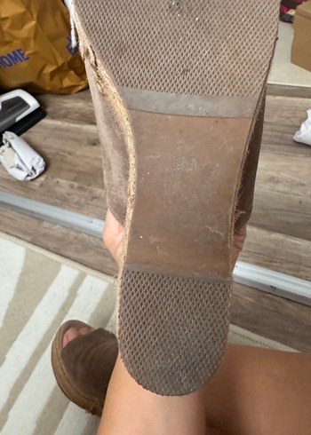 Fabrika Dolgu topuk süet ve hasır malzemeden az kullanılmış sandalet