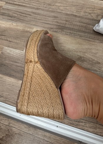 39 Beden Dolgu topuk süet ve hasır malzemeden az kullanılmış sandalet
