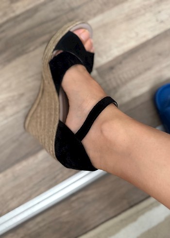 Fabrika Siyah Minimalist Dolgu Topuklu Kadın Sandalet