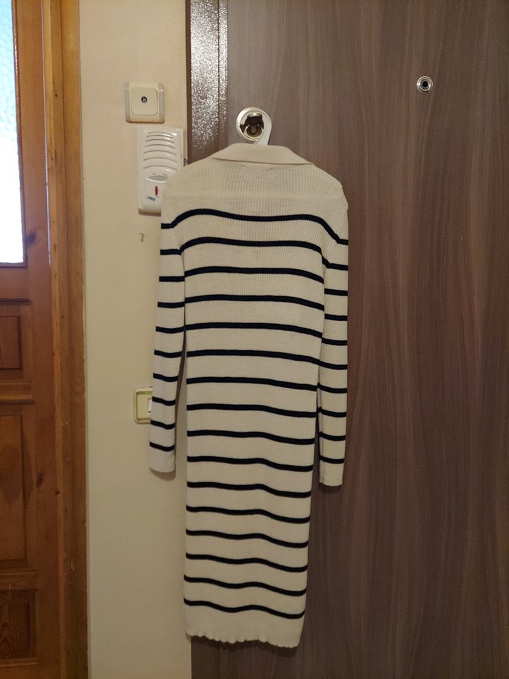 V Yaka Çizgili Triko Elbise - Görsel 5