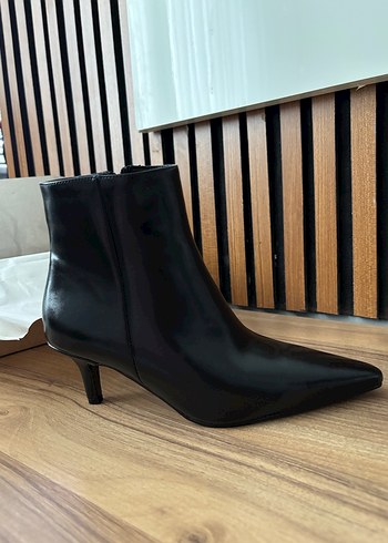 Siyah Deri Stiletto Topuklu Kadın Bot