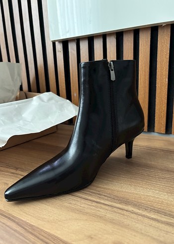 LUTVELİZADE Siyah Deri Stiletto Topuklu Kadın Bot