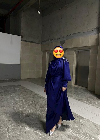 Saten elbise 2 kez tek giyildi şalıyla birlikte temiz ürün