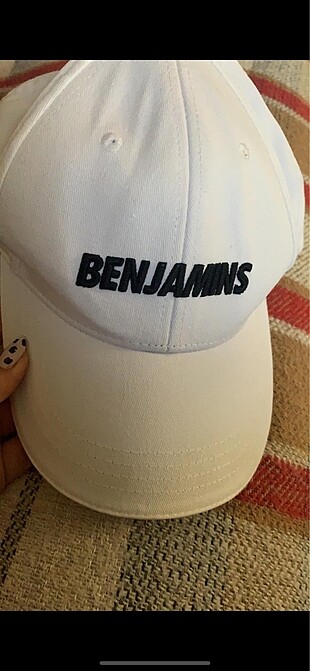 Les benjamins şapka