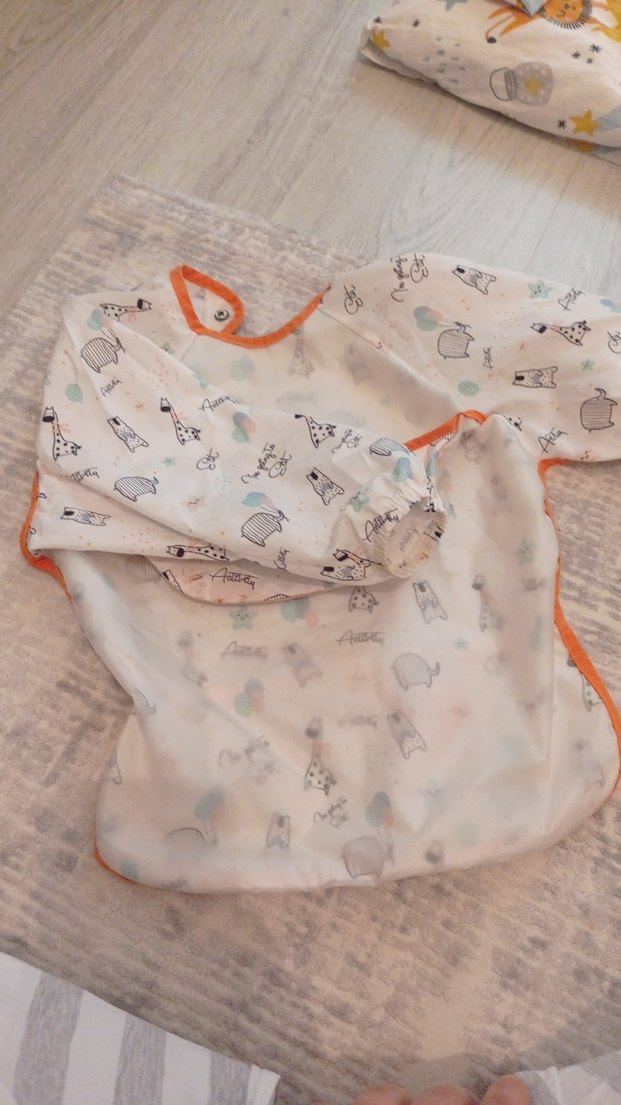 Beyaz Baskılı Bebek Önlüğü - Görsel 3