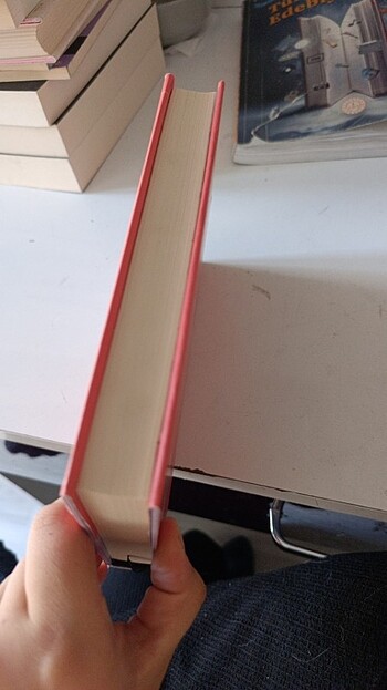 Kitap karşı penceremdeki bela