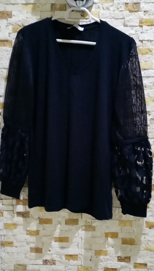 Kadın vücut kısmı ince tirikodan kolları dantel detaylı kazak - Görsel 3