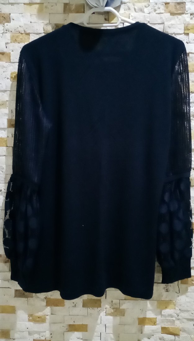 Kadın vücut kısmı ince tirikodan kolları dantel detaylı kazak - Görsel 4