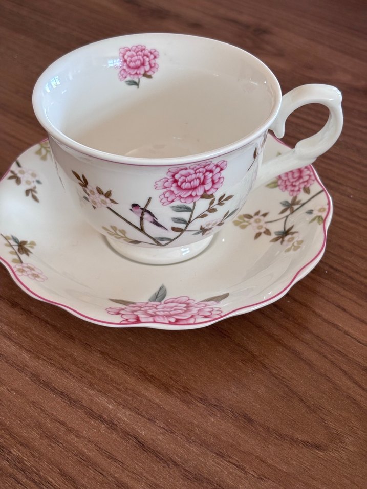 Pembe Çiçek Desenli Porselen Fincan ve Tabak - Görsel 3