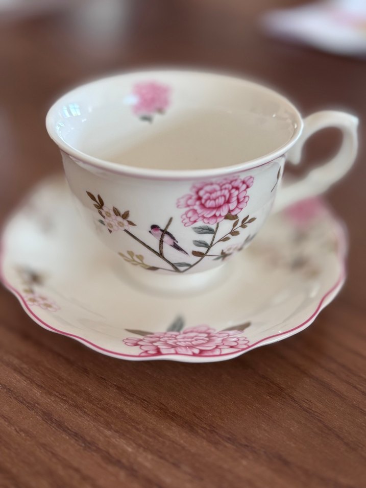 Pembe Çiçek Desenli Porselen Fincan ve Tabak - Görsel 2