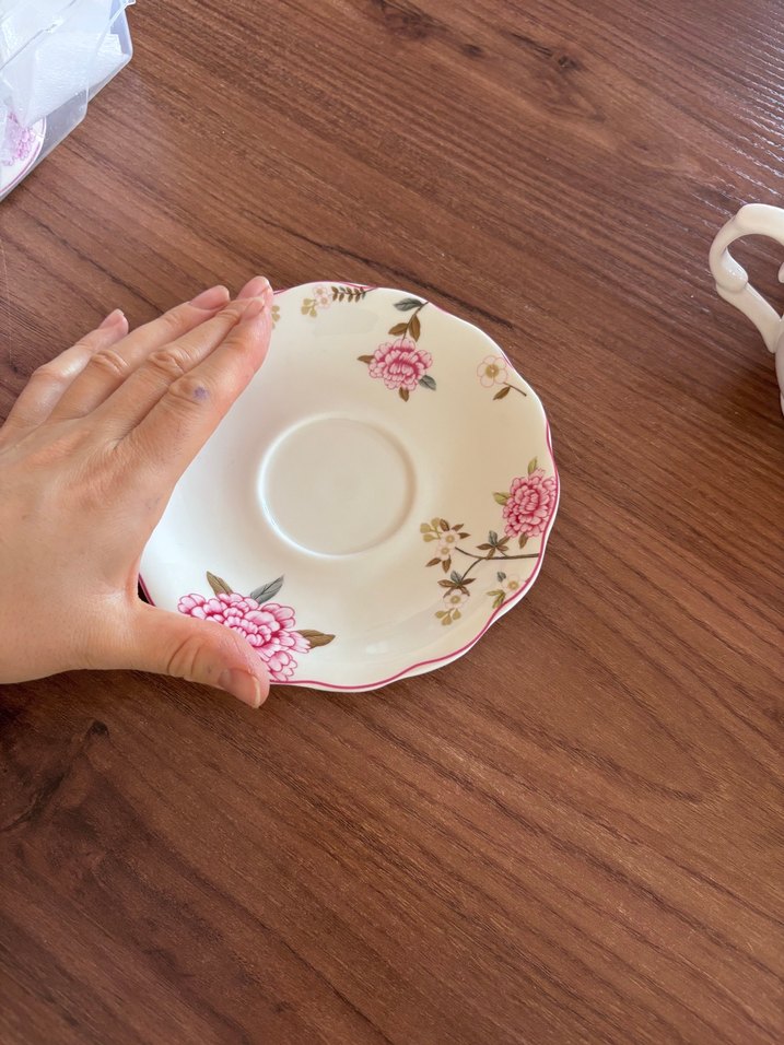 Pembe Çiçek Desenli Porselen Fincan ve Tabak - Görsel 4