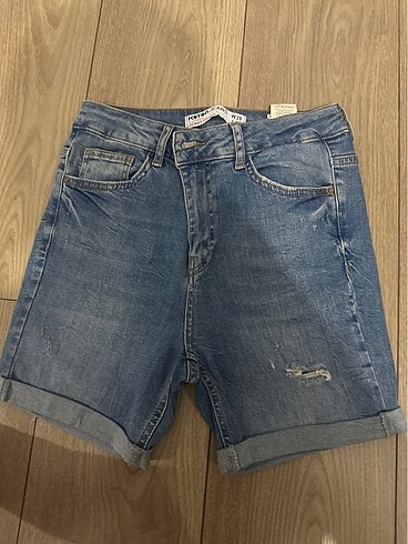 28 Beden Koton 2 adet Bayan kot şort 50 tl