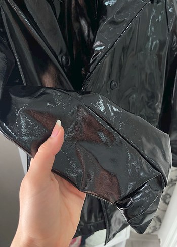 Parlak Siyah Deri  Yağmurluk - Görsel 2