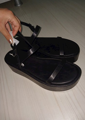 Pull and Bear Siyah Minimalist Kadın Dolgu Topuklu Sandalet