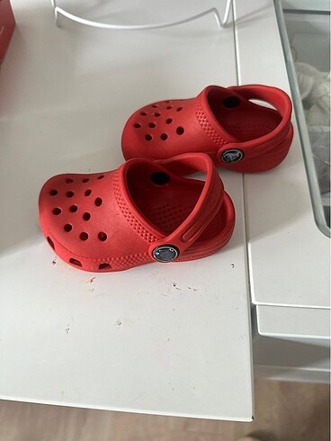19 Beden kırmızı Renk Crocs sandalet