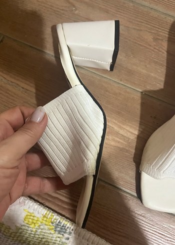 Beyaz Pileli Kadın Terlik, Kalın Topuk - Görsel 4