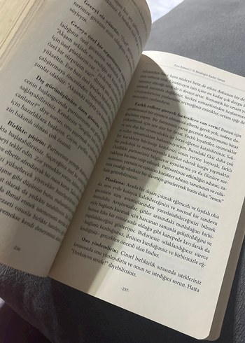 İz Bıraktığın Kadar Varsın - Esra Ezmeci - Görsel 4