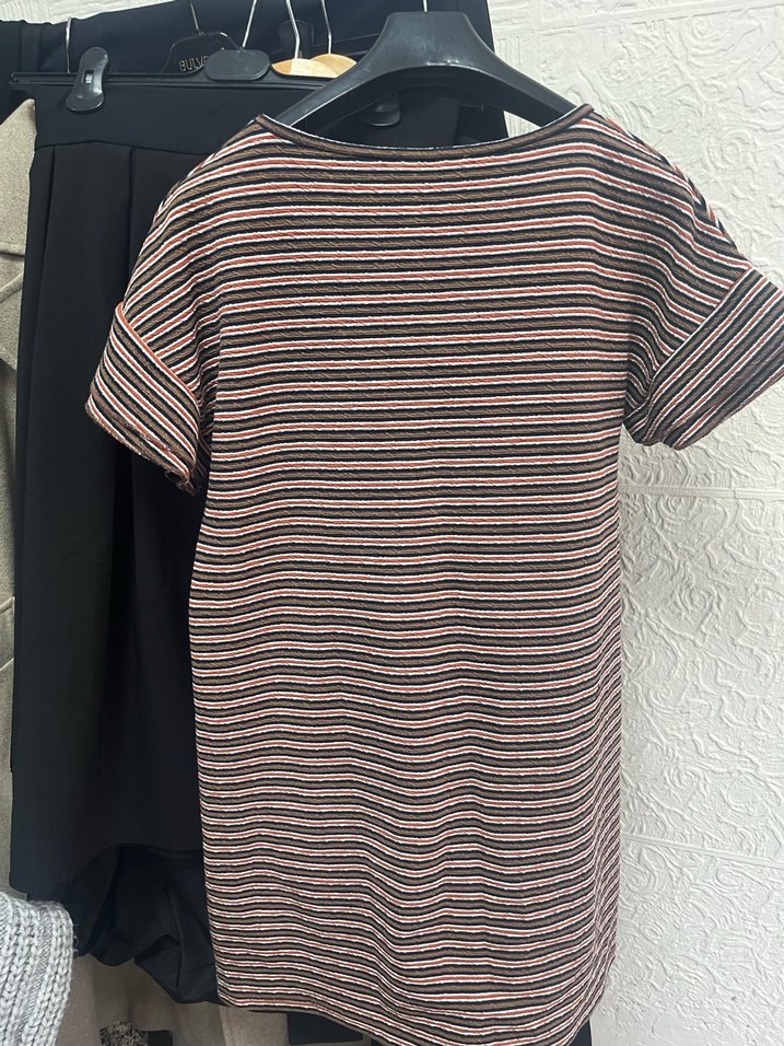 V Yaka Çizgili Kısa Kollu Kadın elbise - Görsel 4