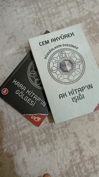 KARA KİTABIN GÖLGESİ - AK KİTABIN IŞIĞI - CEM AKYÜREK