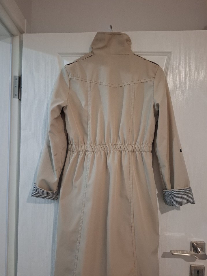 Bej Uzun Kemerli Kadın Yağmurluk - Görsel 3