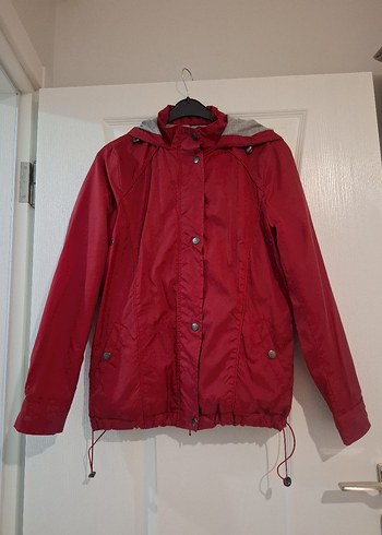 Kırmızı Düğmeli Kadın Yağmurluk - Görsel 2