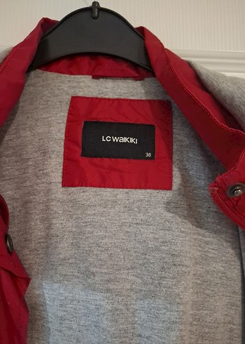 Kırmızı Düğmeli Kadın Yağmurluk - Görsel 4