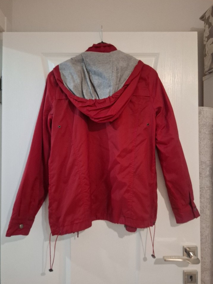 Kırmızı Düğmeli Kadın Yağmurluk - Görsel 3