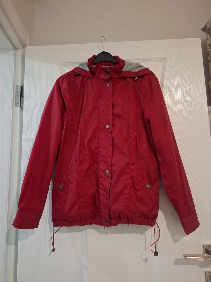 Kırmızı Düğmeli Kadın Yağmurluk - Görsel 2