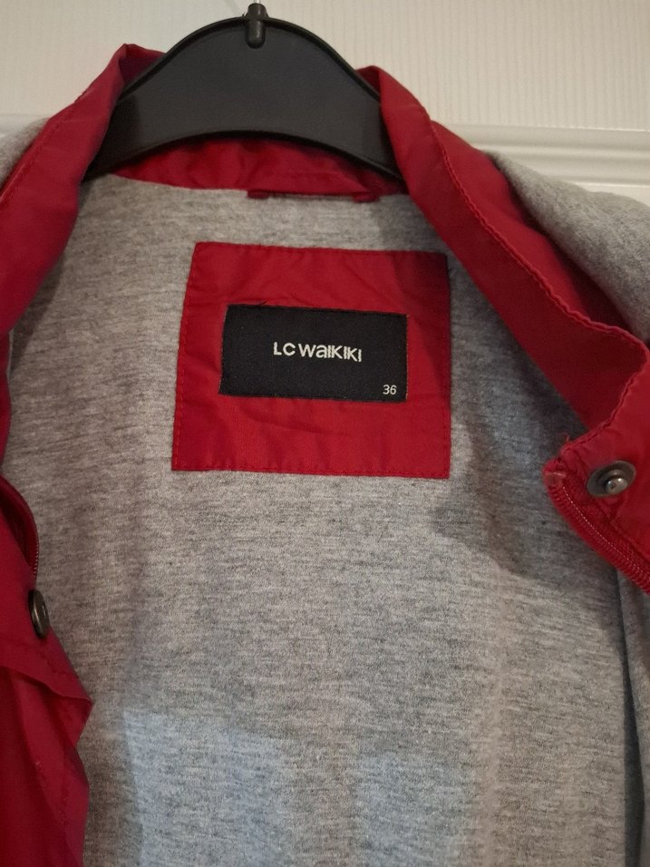 Kırmızı Düğmeli Kadın Yağmurluk - Görsel 4