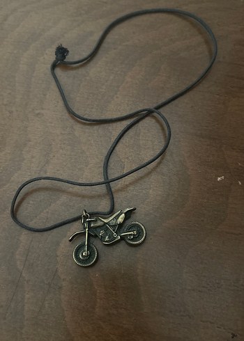 Altın Renkli Motosiklet Figürlü Kadın Kolye