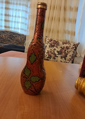 El emegi dekoratif amaclı şişe boyama