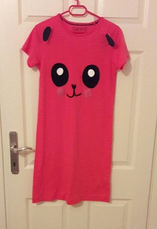 Pembe Gecelik