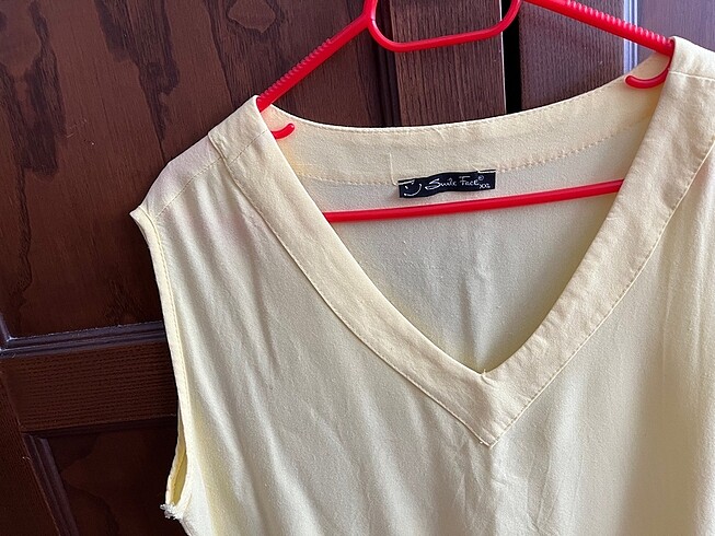 Limon sarısı v yaka kolsuz bluz - Görsel 2