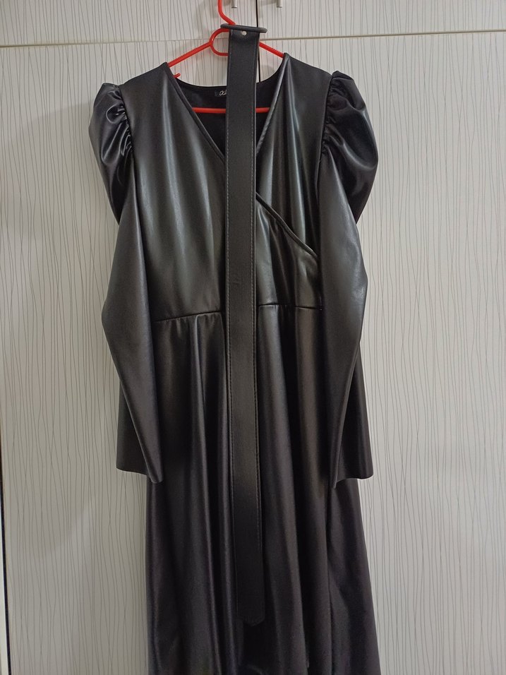 Siyah Deri Uzun Elbise, V Yaka, Kemerli - Görsel 2