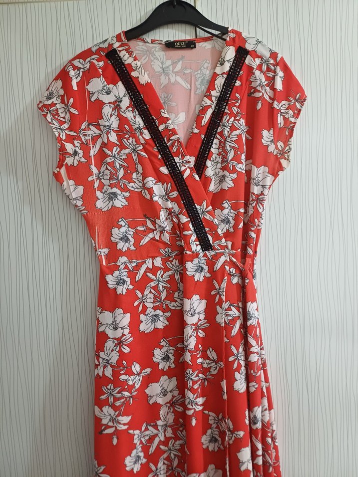 Kırmızı Çiçek Desenli Uzun V Yaka Elbise - Görsel 3