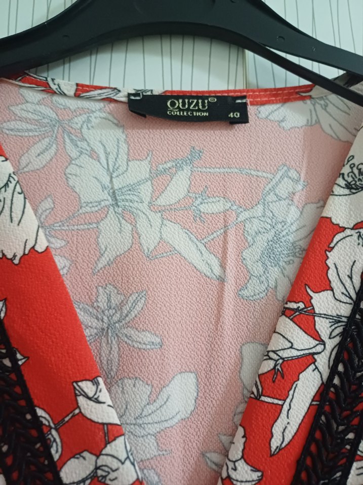 Kırmızı Çiçek Desenli Uzun V Yaka Elbise - Görsel 5