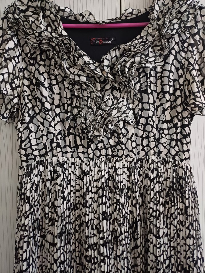 Kısa Kollu Piliseli Midi Elbise - Görsel 3