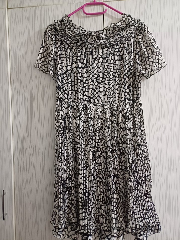 Kısa Kollu Piliseli Midi Elbise - Görsel 4