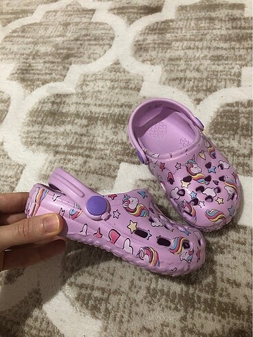 LC Waikiki Kız bebek lila desenli sandalet