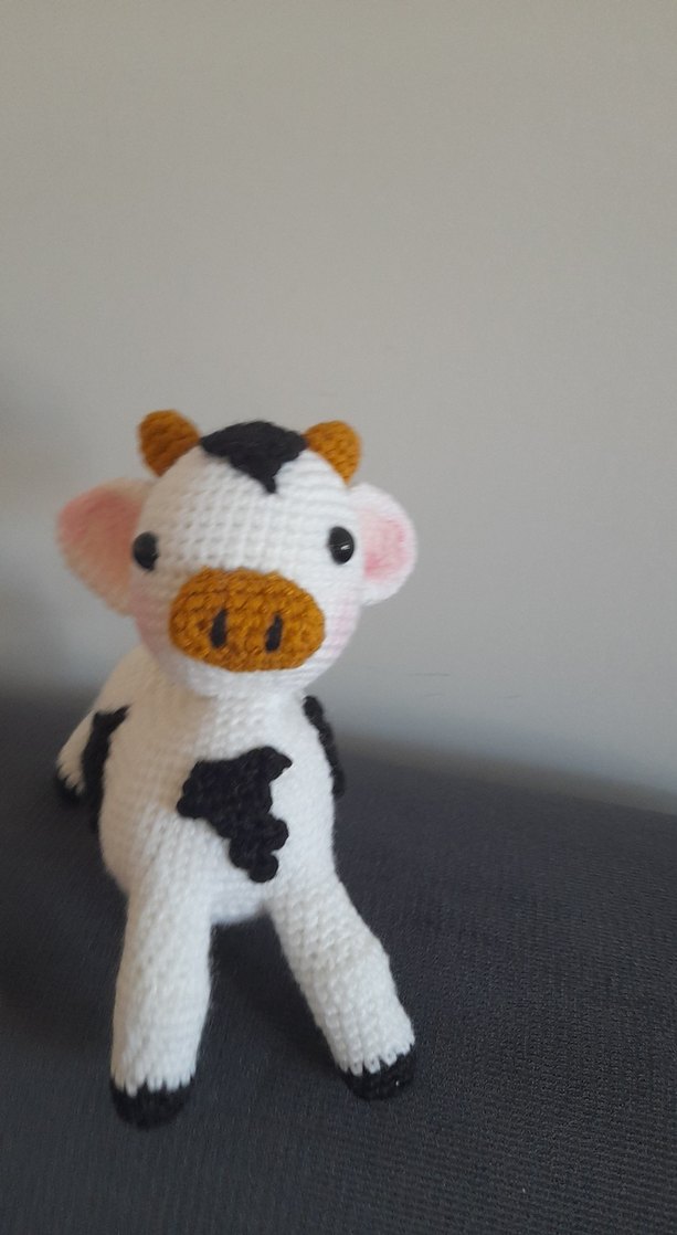 Beyaz Renkli El Örgüsü İnek amigurimi - Görsel 2